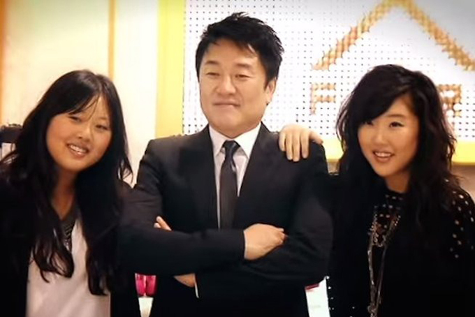 Ông Do Won Chang cùng hai con gái, những người thừa kế F21. Ảnh: BI. 