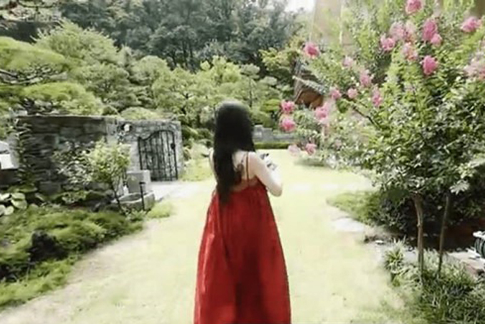 Nữ diễn viên chia sẻ không gian sân vườn rộng lớn được bảo phủ vởi nhiều cây xanh và hoa. Cô giải thích lý do sống cùng anh trai: Vẫn còn quá nhiều để tôi sống một mình. Nhưng tôi nghĩ nếu ai đó sống trong nhà với tôi, tôi có thể dựa vào họ về mặt tinh thần. 