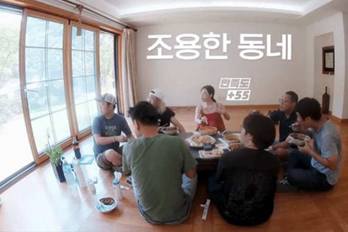 Trong chương trình, Sulli chia sẻ khoảnh khắc ăn uống vui vẻ cùng bạn bè và người thân trong căn nhà mới. Không ngờ chưa đầy một năm sau cô chọn chính nơi này để tự tử mà không có bất kỳ ai bên cạnh. Thông tin ban đầu cho biết Sulli sống một mình tại ngôi nhà này từ nhiều tháng nay.