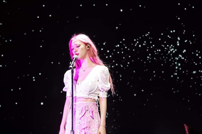 Với sự nghiệp nổi bậc ở tuổi 25, Sulli đã có hơn năm triệu người theo dõi trên Instagram và, với tư cách là một người nổi tiếng, đã sống một phần đáng kể trong cuộc sống của mình trên phương tiện truyền thông xã hội. Hàn Quốc được xếp hạng là một trong những xã hội kết nối nhất thế giới, khiến cho các phương tiện truyền thông xã hội dễ dàng tạo ra hoặc phá vỡ danh tiếng của người nổi tiếng.