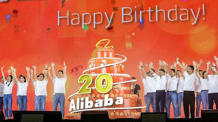 Jack Ma và nhân viên Alibaba trong tiệc sinh nhật công ty hồi tháng 9. Ảnh: Reuters