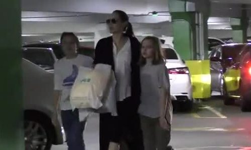 Angelina Jolie cho con mua sắm Giáng sinh