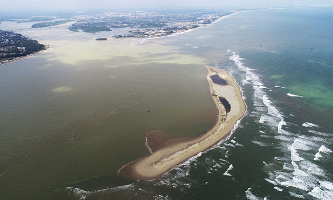 Cồn cát trên biển Cửa Đại dịch chuyển về phía bắc 120 m. Ảnh: Tổng cục Phòng chống thiên tai.