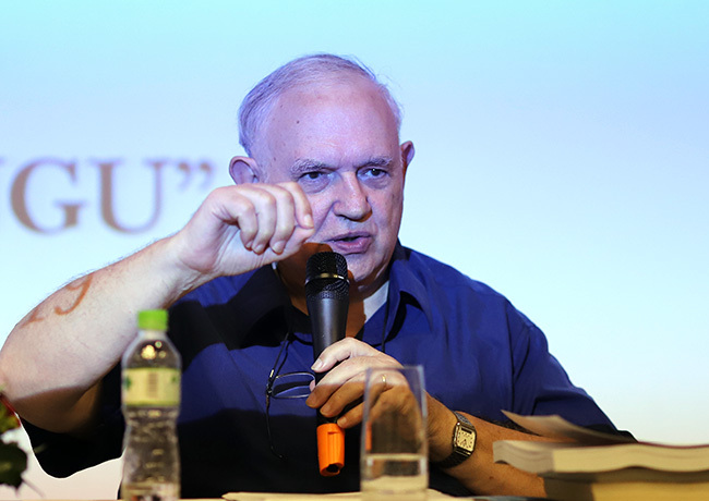 Linh mục Roland Jacques thừa nhận có thiếu sót của các giáo sĩ khi không ghi tên đầy đủ người Việt giúp sức cho mình sáng chế chữ quốc ngữ. Ảnh: Nguyễn Đông.