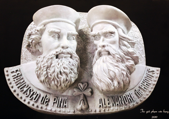 Chân dung hai vị giáo sĩ được gọi là ông tổ chữ quốc ngữ được nhà điêu khắc Phạm Văn Hạng phác hoạ và trưng bày tại hội thảo. Ảnh: Nguyễn Đông.