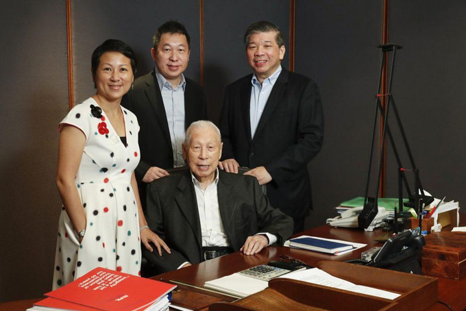 Tỷ phú Chang Yun Chung (ngồi) cùng với 3 con (từ trái sang) Lisa Teo, Teo Choo Wee và Teo Siong Seng. Ảnh: The Business Times. 