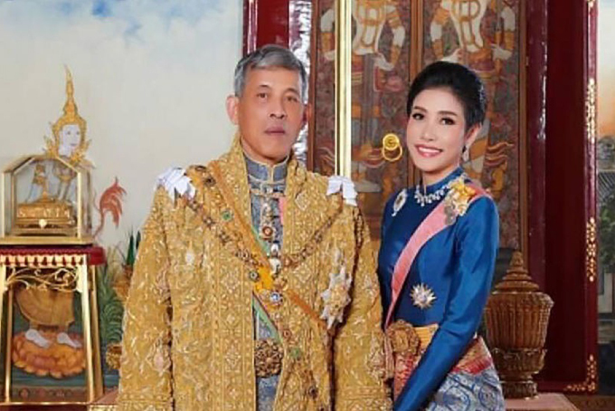 Quốc vương Thái Lan và bà Sineenat, người vừa bị tước bỏ danh hiệu Hoàng quý phi vì tội bất trung. Ảnh: BKP. 
