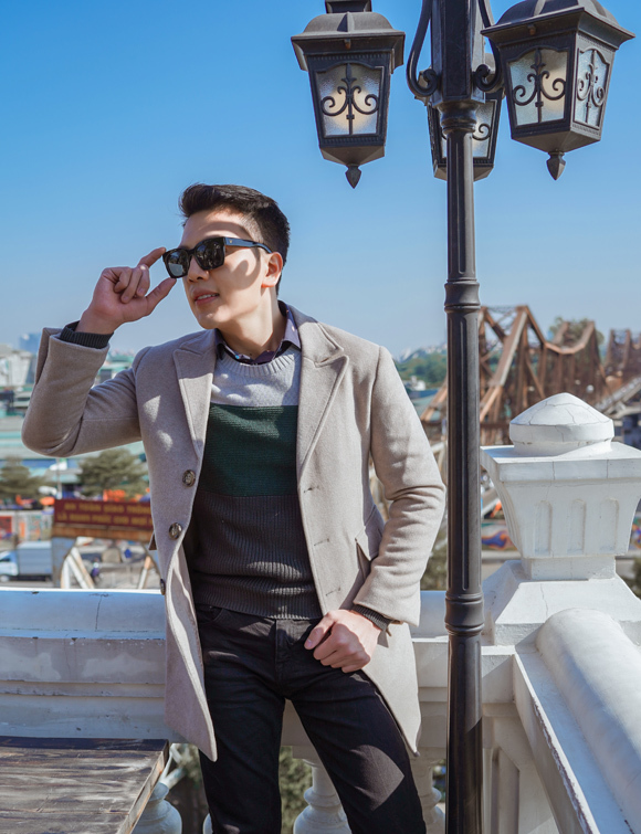 Bác sĩ Cao Ngọc Duy hiện đảm nhận vị trí Phó khoa Hàm mặt Thẩm mỹ tại một bệnh viện đa khoa có tiếng. Là người yêu thích thời trang và có gu thẩm mỹ, anh luôn dành thời gian chăm chút diện mạo cũng như phong cách ăn mặc hàng ngày.