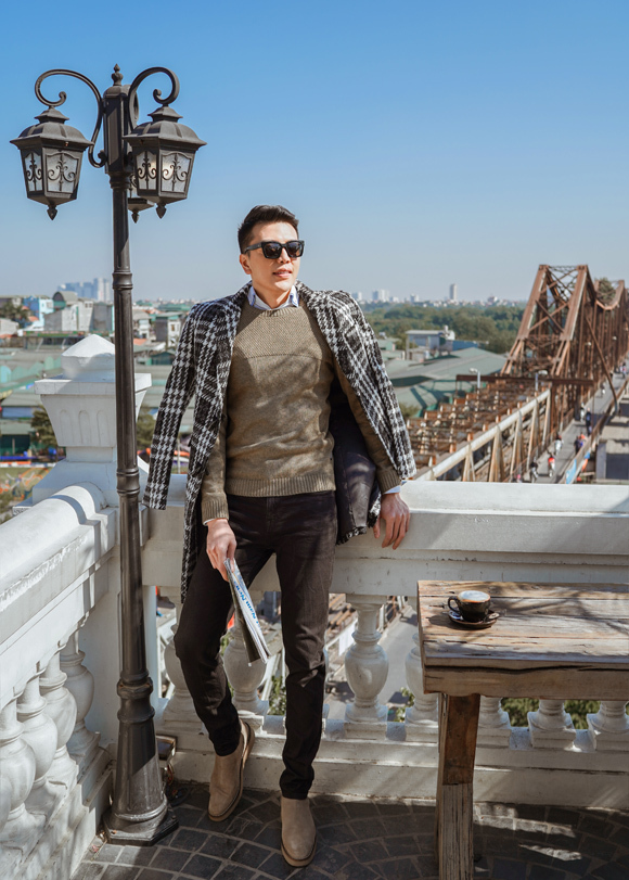 Trang phục vừa vặn cơ thể được mix khéo léo  giúp bác sĩ gốc Hà Nội khai thác triệt để lợi thế chiều cao 1,82 m cùng thân hình vạm vỡ.