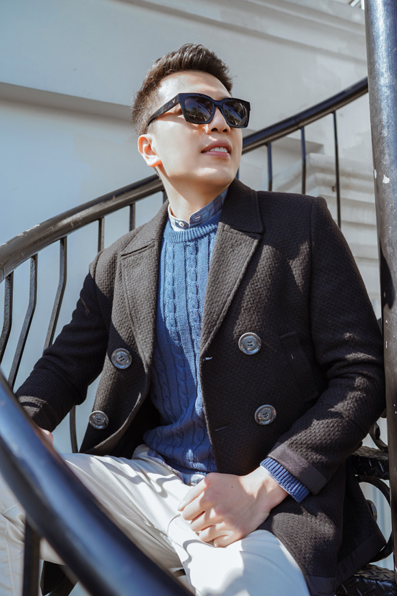 Cách kết hợp của chàng trai 8X mang tính ứng dụng cao, gần gũi, phù hợp nhiều dịp như đi làm, dạo phố hay hẹn hò.