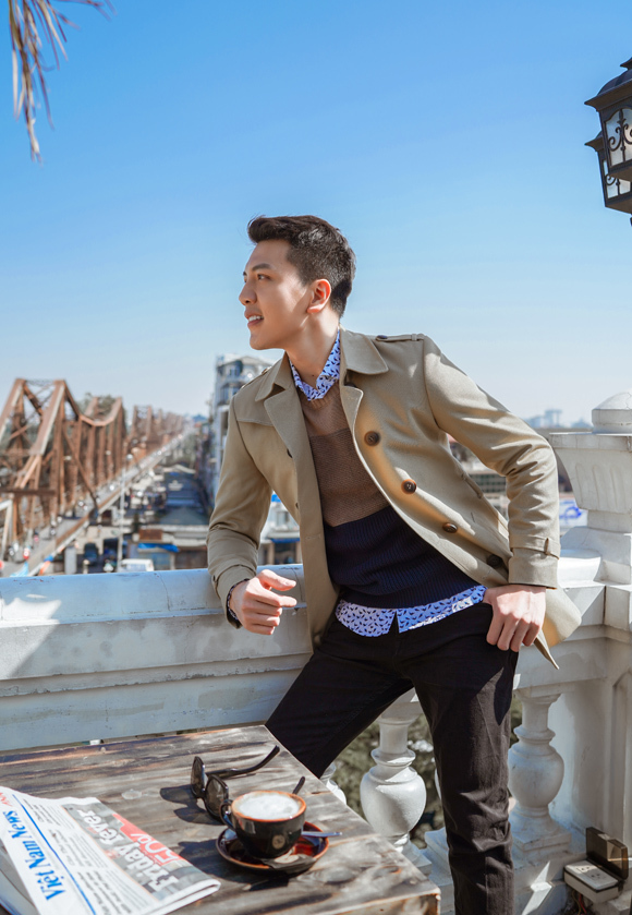 Không chỉ là món đồ cần thiết  đối với phái đẹp, áo choàng màu camel cũng là gợi ý hiệu quả dành cho phái mạnh để khắc hoạ hình ảnh sành điệu.