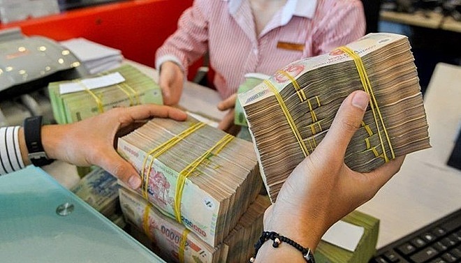 Giao dịch tại một ngân hàng cổ phần ở TP HCM. Ảnh: QH.
