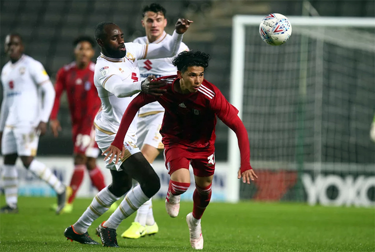 Ben Davis (áo đỏ) từng khoác áo các đội trẻ U16, U18 và U19 Singapore.