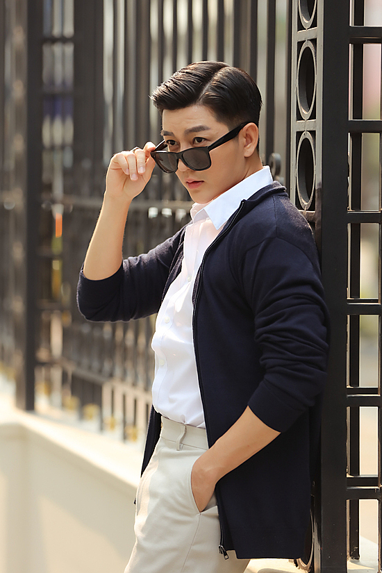 Anh chuộng mặc áo sơmi trắng, quần tây và xây dựng hình tượng bảnh bao, chỉn chu như các sao Hàn.