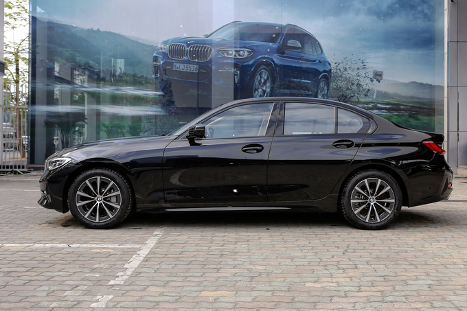 BMW 330i Sport Line - sedan hạng sang cỡ nhỏ cho người Việt trẻ