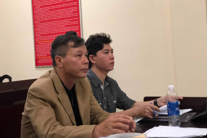 Nhạc sĩ Trường Nhân (bên phải) tại tòa sáng nay.