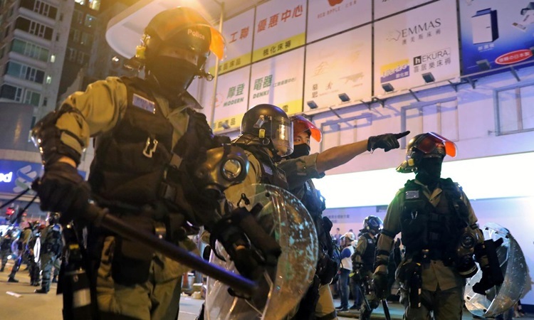 Cảnh sát chống bạo động Hong Kong phong tỏa một con phố khi người biểu tình tập trung bên ngoài ga tàu điện ngầm Prince Edward hôm 30/11. Ảnh: Reuters.