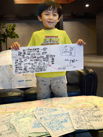Seishiro Yasumoto sao chép bản đồ xe bus ra hơn 100 tờ giấy. Ảnh: Mainichi/Hiroya Miyagi.