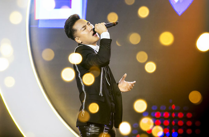 [CaptionTuân, nam ca sĩ Châu Khải Phong mang đến 2 ca khúc hit là Tình anh em và Ngắm hoa lệ rơi.