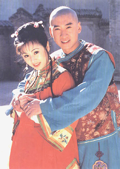 Châu Kiệt từng nổi tiếng với vai Nhĩ Khang, người yêu của Hạ Tử Vy (Lâm Tâm Như) trong Hoàn Châu cách cách hay vai Bao Thanh Thiên trong Thời niên thiếu của Bao Thanh Thiên.
