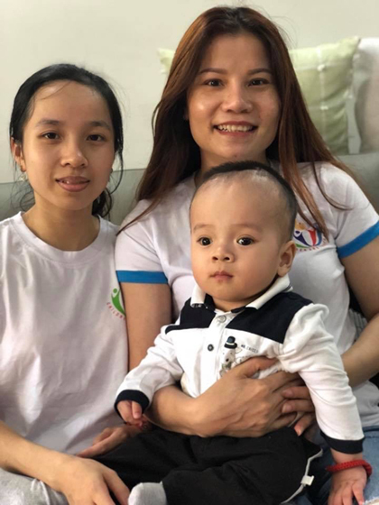 Chị Hương bế bé Gia Bảo - một trong 5 bé được nhận hỗ trợ từ quỹ Children Are Innocent để phẫu thuật trong tháng 10/2018. Bé trải qua 9 ca mổ ở Việt Nam và 5 ca mổ ở Singapore. Hiện tại bé đã khỏe. Ảnh: Children Are Innocent.
