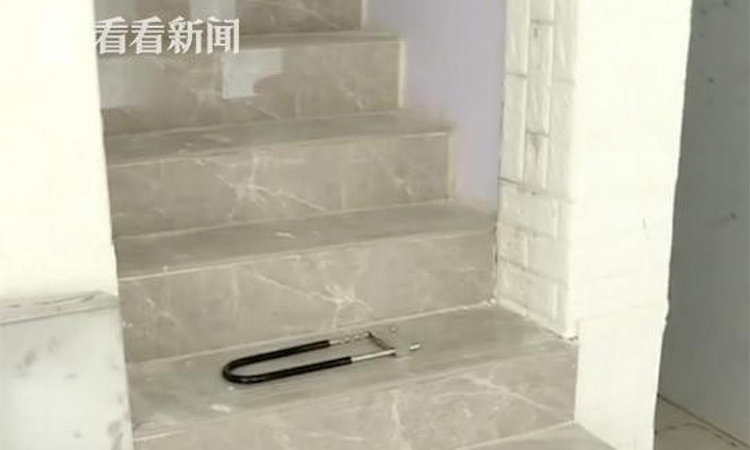 Cầu thang dẫn xuống căn hầm của gia đình Ding. Ảnh: SCMP.