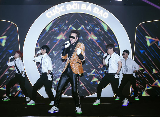 [Caption  Nam ca sĩ Chu Bin tiếp nối chương trình với Giả Vờ Thương Anh và Hãy Xem Là Giấc Mơ.