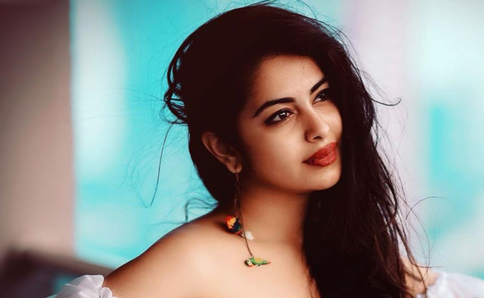 Diễn viên 'Cô dâu tám tuổi' chuộng mốt hở vai