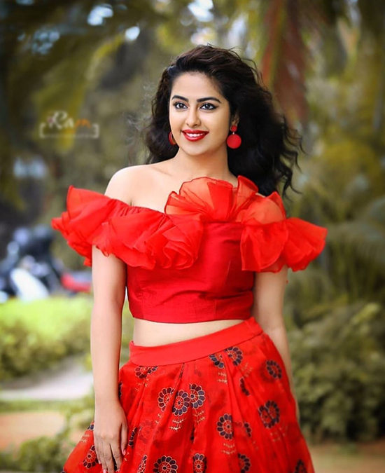 Diễn viên 'Cô dâu tám tuổi' chuộng mốt hở vai