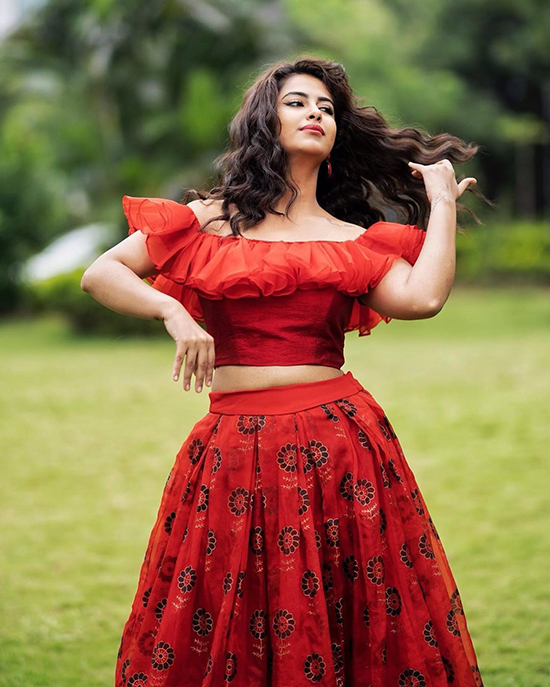 Diễn viên 'Cô dâu tám tuổi' chuộng mốt hở vai