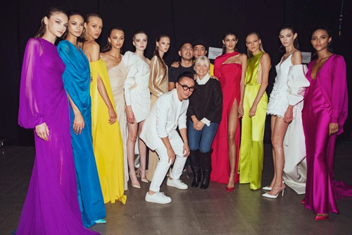 Công Trí, stylist Kate Young (đứng giữa) và dàn mẫu chụp ảnh kỷ niệm trong hậu trường show diễn Xuân Hè 2020 ở Mỹ. Ảnh: CT.