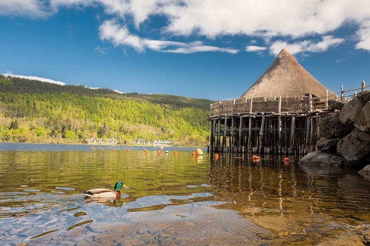 Scottish Crannog Center, cấu trúc nhà từ thời kỳ đồ Sắt ở Loch Tay. Ảnh: John Loach/Flickr.