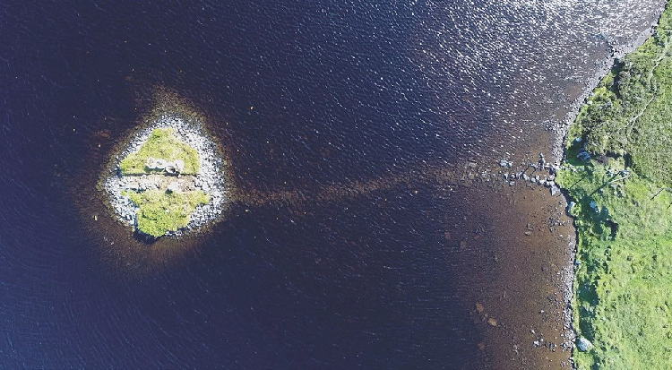 Eilean Dòmhnuill, ở Bắc Uist, Scotland, được xem là hòn đảo đầu tiên xây dựng, từ 3200 đến 2800 TCN. Ảnh: F. Sturt.