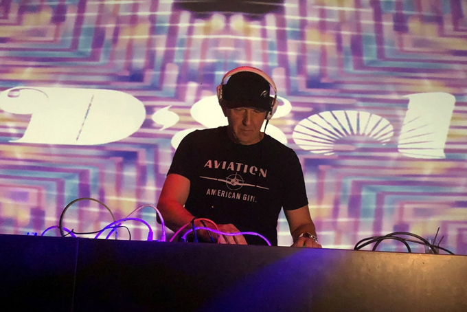 David Solomon làm DJ tại câu lạc bộ đêm Schimanski ở phố Brooklyn, thành phố New York. Ảnh: CNBC. 