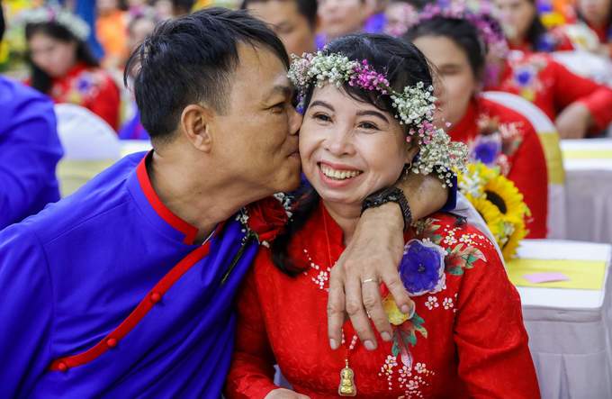 50 cặp vợ chồng khuyết tật làm lễ cưới trong chùa