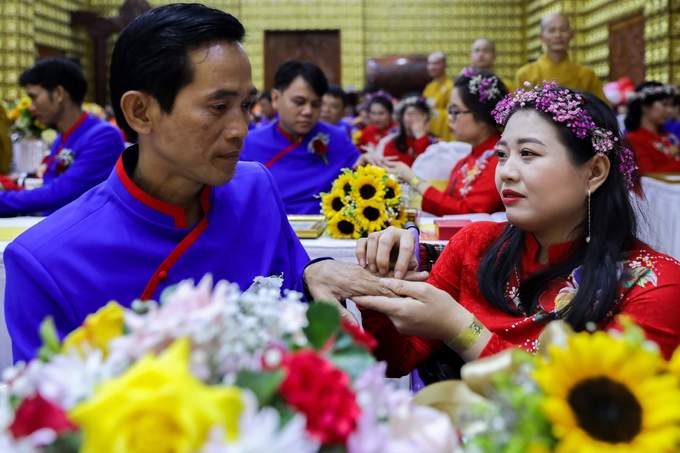 50 cặp vợ chồng khuyết tật làm lễ cưới trong chùa