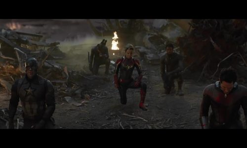 Dàn người hùng quỳ trước Iron Man trong cảnh 'Avengers: Endgame' bị cắt