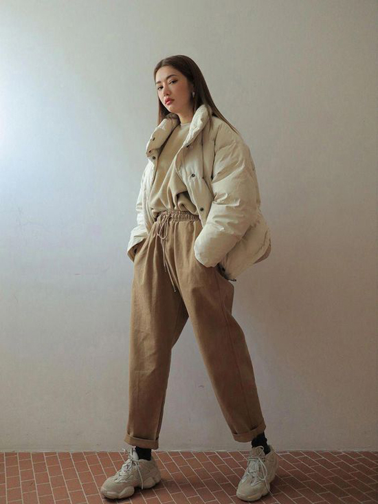 Trang phục kaki trên gam màu đơn sắc, màu trung tính vẫn là các sản phẩm được giới trẻ Hàn Quốc ưa chuộng ở mùa mốt 2019/2020. Đây cũng là phong cách dễ áp dụng cho các cô nàng văn phòng yêu style khoẻ khoắn và đơn giản khi mix đồ dạo phố, đi làm.