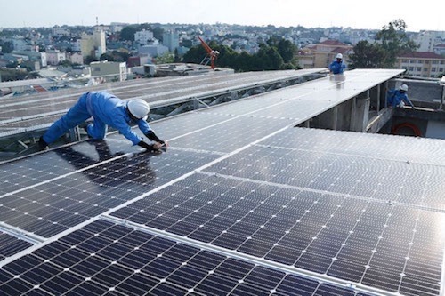  Công nhân lắp tấm pin mặt trời cho một dự án điện mặt trời áp mái tại TP HCM. Ảnh: SPC