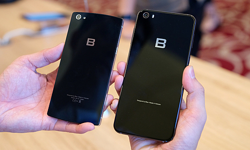 Bphone đời đầu (bên trái) có giá từ 10-13 triệu đồng khi ra mắt, Bphone 2017 (bên phải) rẻ hơn khoảng 1,2 triệu đồng. Ảnh: Tuấn Hưng.