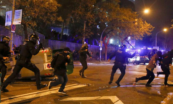 Cảnh sát trấn áp người biểu tình bên ngoài sân của Barca. Ảnh: EFE