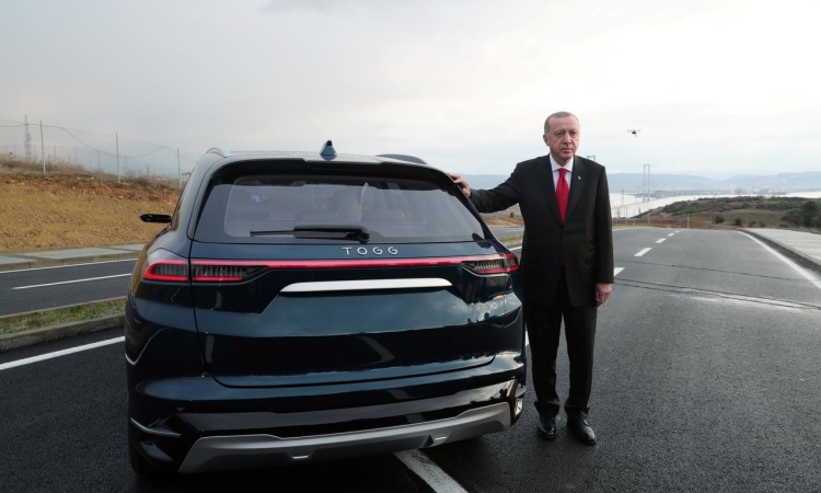 Tổng thống Thổ Nhĩ Kỳ Tayyip Erdogan bên chiếc ôtô điện nội địa đầu tiên tại Gebze hôm nay. Ảnh: Reuters.