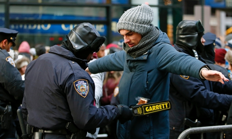 Cảnh sát New York kiểm tra một người đàn ông tại Quảng trường Thời đại trước lễ đón giao thừa năm 2015. Ảnh: AP.