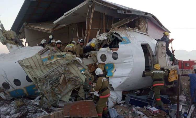 Hiện trường vụ tai nạn máy bay ở thành phố Almaty, Kazakhstan, hôm 27/12. Ảnh: AP. 