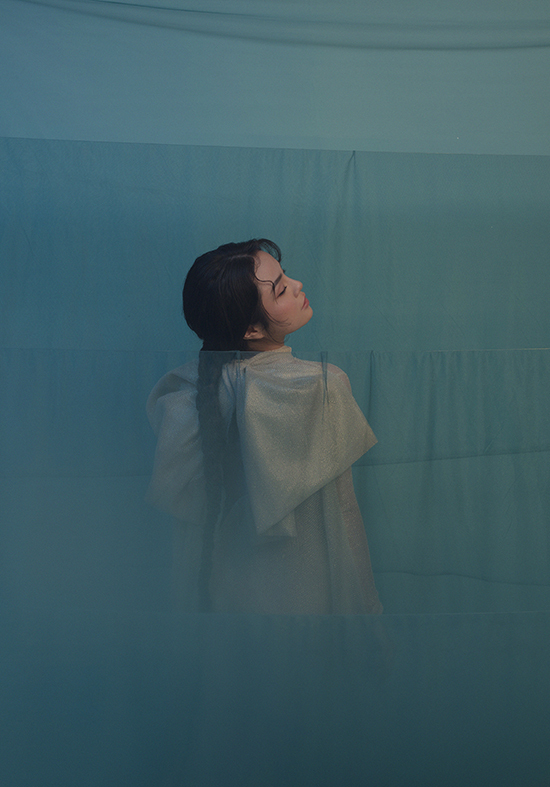 Đầm thắt nơ màu ánh bạc cũng được ca sĩ chọn lựa để gây sức hút cho bộ ảnh mới nhất của mình.