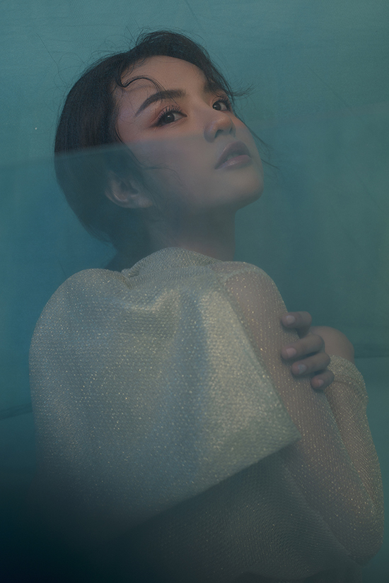 Bộ ảnh được thực hiện bởi nhiếp ảnh gia Tang Tang, stylist Tuấn Kiệt, trang điểm và làm tóc Quân Pu, trang phục Lý Qúi Khánh, Hà Thanh Huy, Đào Minh Nhật.