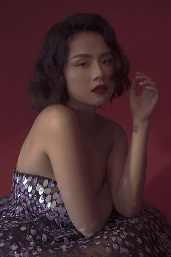 Giọng hát Em sẽ như ngày xưa cho biết: Trinh nghĩ là mình đẹp hơn trước tiên là cho chính bản thân mình, chứ không phải vì để tìm một ai đó khác. Kể cả trong chuyện tình cảm cũng vậy. Chúng ta chỉ nên bắt đầu có tình yêu khi chúng ta sẵn sàng.