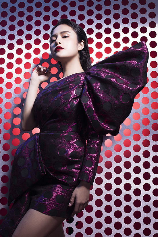 Sau khi giảm được 5 kg, Thái Trinh tự tin khoe dáng trong các mẫu váy bất đối xứng, đầm tạo khối, váy thắt nơ đang được sao Việt ưa chuộng.