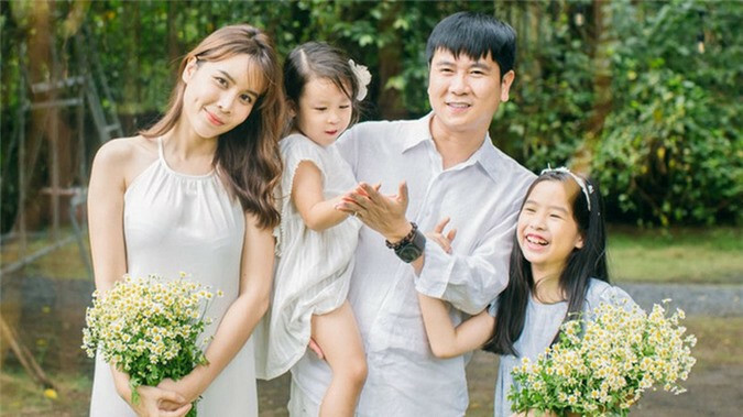 Lưu Hương Giang và Hồ Hoài Anh có hai cô con gái: Mina, 8 tuổi, và Misu, 3 tuổi.