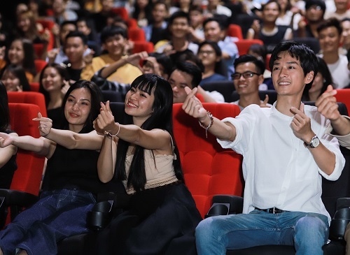 Từ trái sang, hàng đầu: các diễn viên Thảo Tâm (vai Hồng), Khánh Vân (vai Trà Long) và Trần Nghĩa (vai Ngạn) ở một buổi giao lưu với fan tại TP HCM. Ảnh: Galaxy.